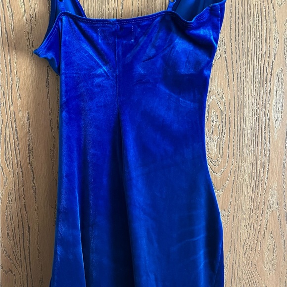 Silky Satin Sleeveless V-Neck Ruched Faux-Wrap Asymmetrical Hem Sheath Dress - Picture 4 of 5